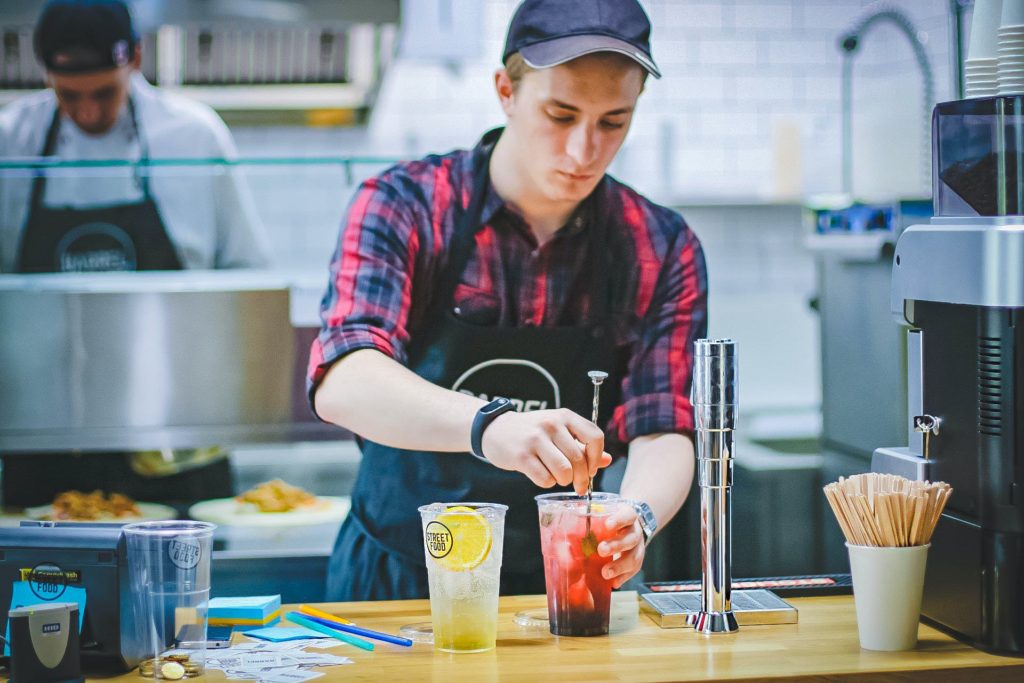 A worker is preparing a drink at a shop. Is he an employee or independent contractor?